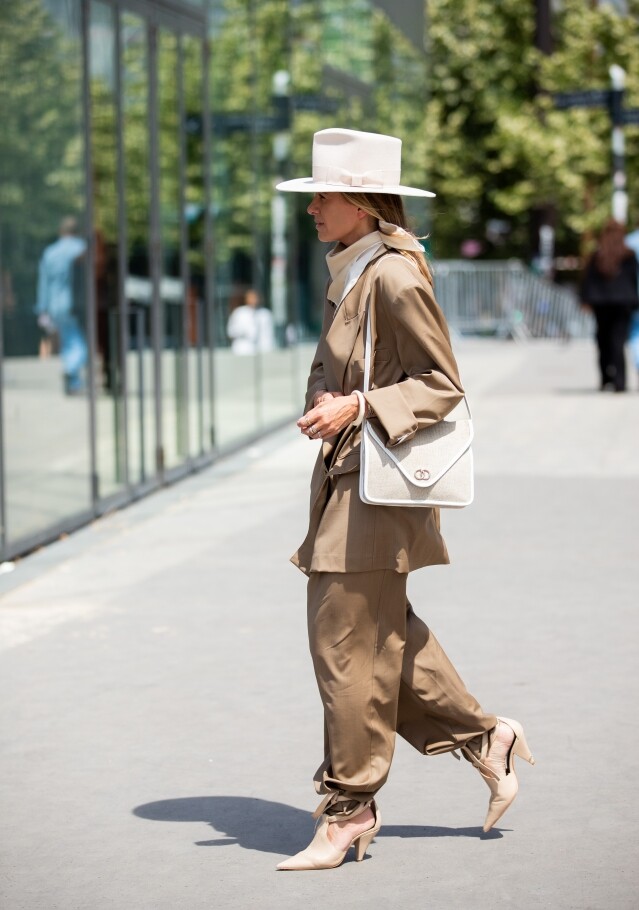 在哥本哈根時尚周 2020 春夏季中，除了有各個時尚博主展示他們獨特的北歐時尚之餘，亦見這種繫帶高跟鞋不再收於長褲底下，反而將其包裹褲管，成了一種前所未有的穿搭風格。