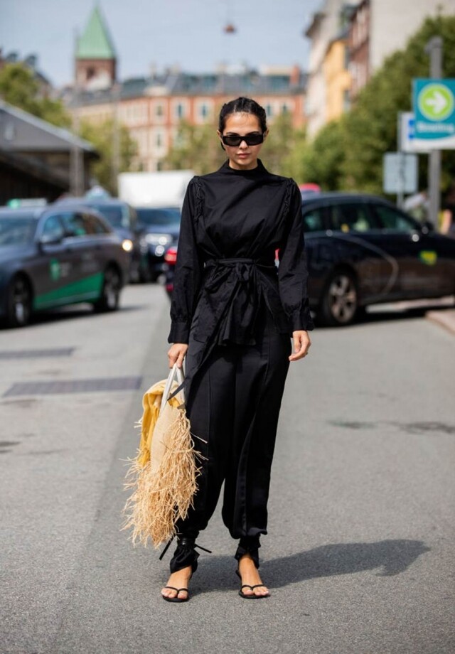 Blogger 模特兒 Doina Ciobanu 亦在春夏 2020 哥本哈根時裝周中，以深色的套裝配上黑色的繫帶涼鞋，不會讓人感到深沉之餘，亦帶悠閑的感覺。