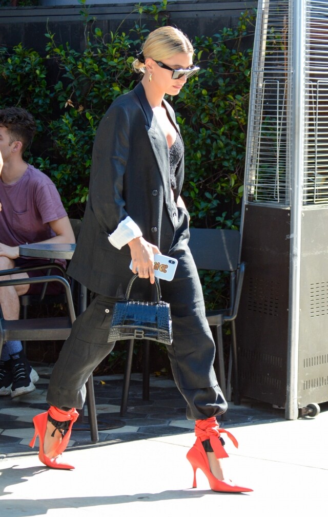 除此之外，模特兒 Hailey Bieber 以繫帶高跟鞋套於褲面上的造型現身洛杉磯，可見這種穿搭正進入主流的風格之中。