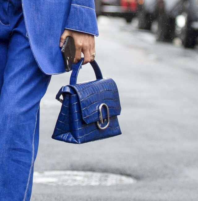 3.1 Philip Lim 美國版《Teen Vogue》時尚編輯 Elaine Welteroth 都以 Akris 的西裝套裝、J.Crew 的襯衫來配襯 3.1 Phillip Lim 手袋。 3.1 Philip Lim 美國版《Teen Vogue》時尚編輯 Elaine Welteroth 都以 Akris 的西裝套裝、J.Crew 的襯衫來配襯 3.1 Phillip Lim 手袋。