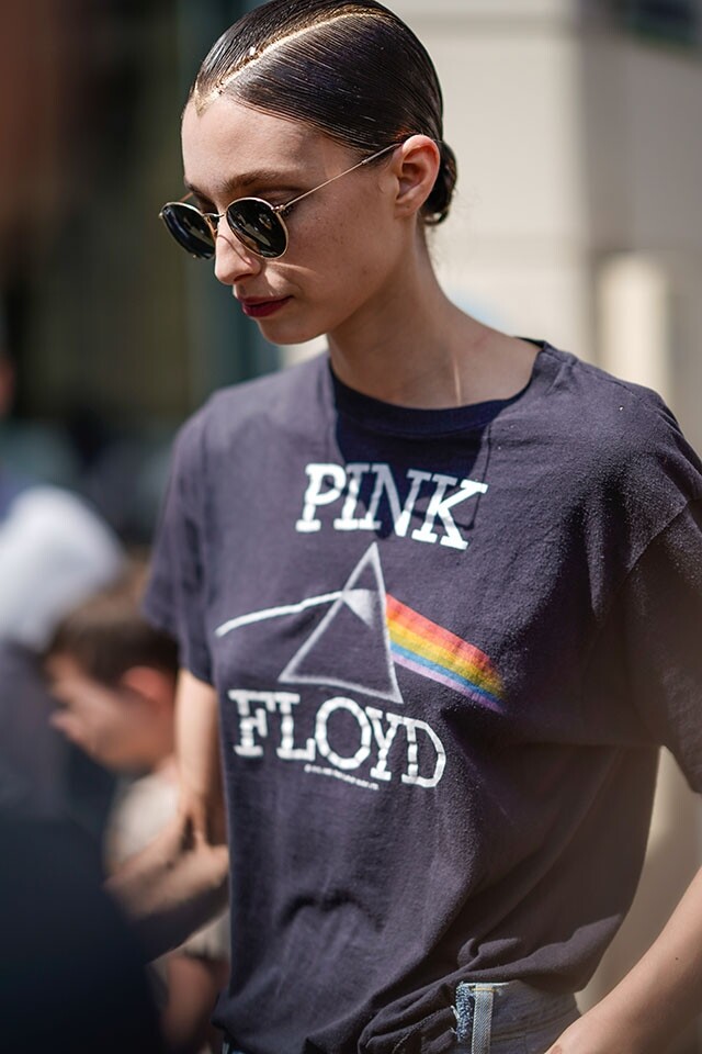 二手樂隊 T-shirt是模特兒的最愛之一，架上飛機師太陽眼鏡，感覺充滿明星的氣派。