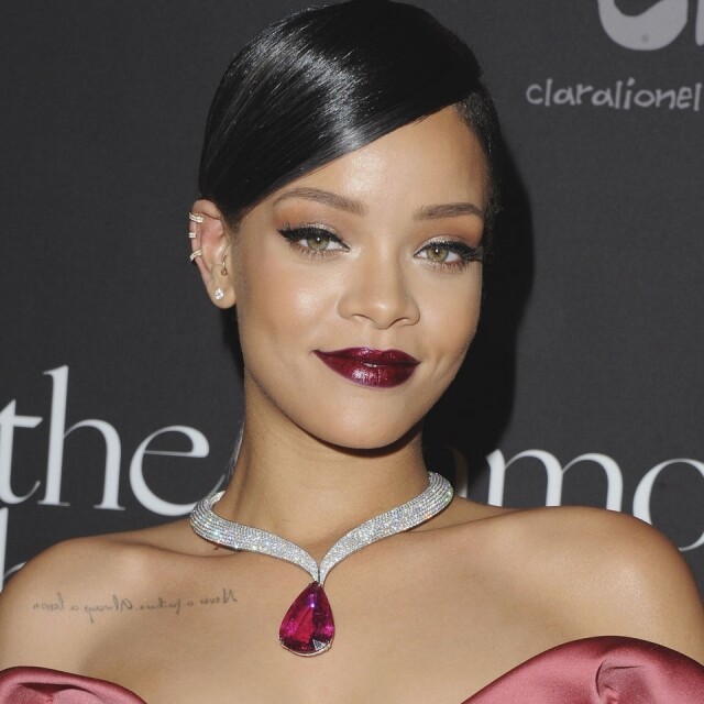 別以為「一耳三鉗」式耳環戴法不得體,Rihanna 出席重要場合時都一樣照戴,減低晚裝的老氣感。 別以為「一耳三鉗」式耳環戴法不得體,Rihanna 出席重要場合時都一樣照戴,減低晚裝的老氣感。