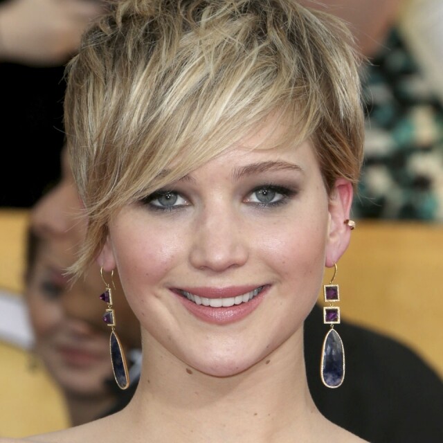 Jennifer Lawrence 都是 「一耳三鉗」式耳環戴法的支持者，更是能配合她率真的個性。