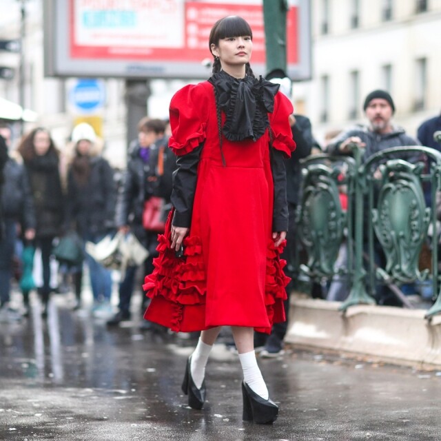 看日本著名模特兒秋元梢（Kozue Akimoto）的襪子示範還不相信嗎？前陣子在巴黎時裝周期間，她便以一雙白襪子為身上那襲 Comme des Garcons 鮮紅色波浪連身裙畫龍點睛，輕而易舉成為街頭焦點。