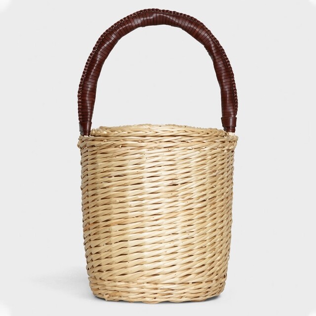 Celine 更推出了水桶型設計的藤織袋，正宗藤籃袋示範。