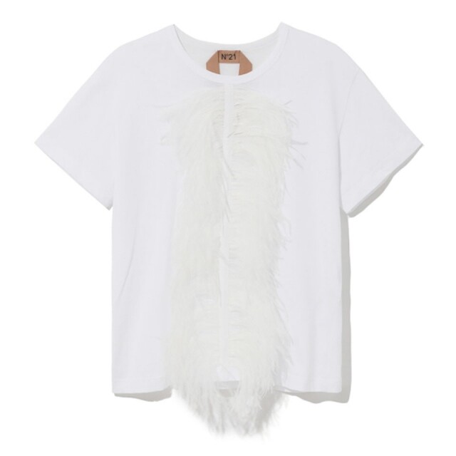 N°21 在白 T-Shirt 上綴上一串白羽毛，不失易襯度之餘更顯獨特