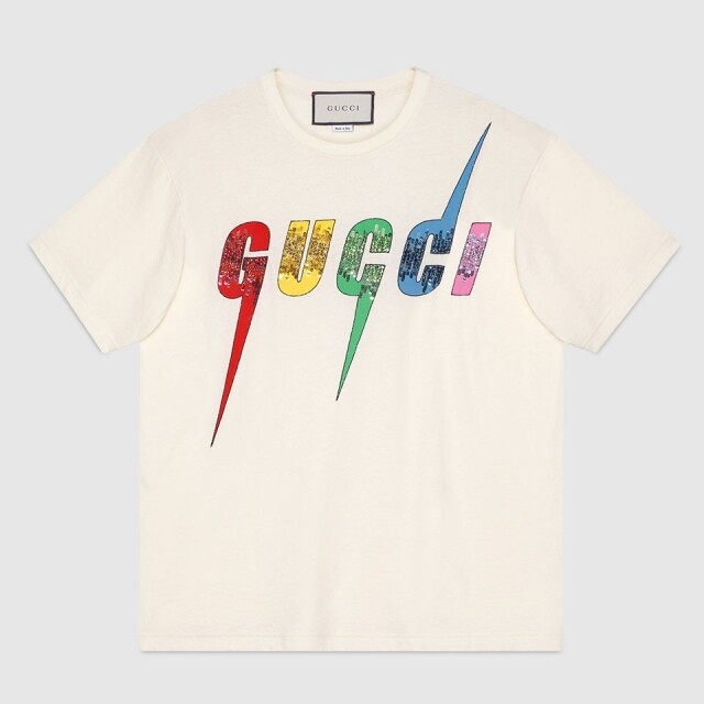假如要挑選一件不易撞款的 Gucci T-shirt，這件繡上珠片的 logo T-shirt 就最合適不過