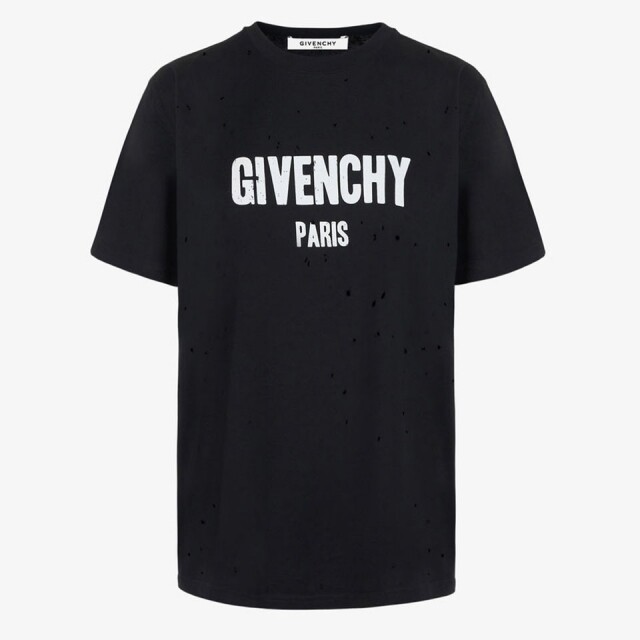 Givenchy 的 Logo T-shirt 驟眼一看看似平平無其，但其實它佈滿破洞，充滿 Grunge 的味道
