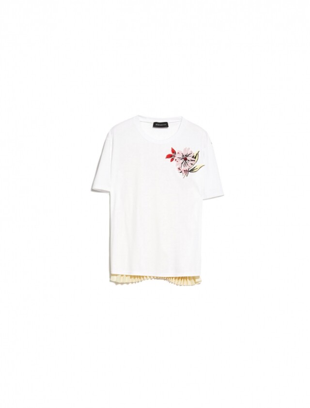 Sportmax 的 T-shirt 除了繡上花卉圖案，更在底部加入打褶細節，為 T-shirt 添上更多少女味