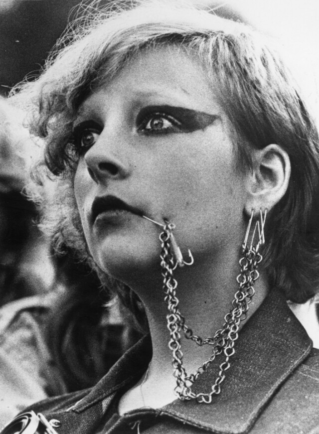 1970 年代：臉部扣針裝飾