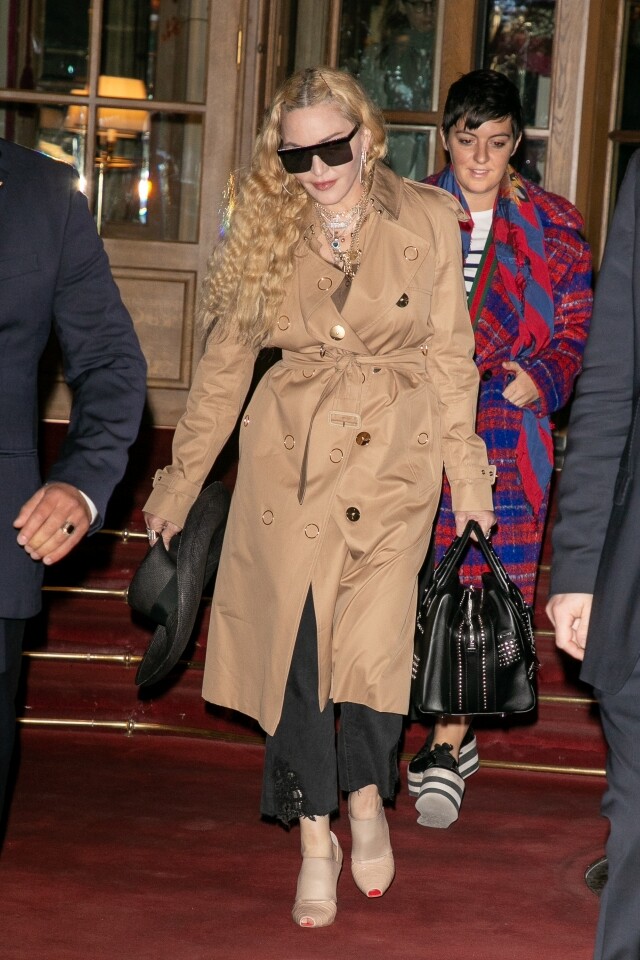 Burberry 乾濕褸外套多年都是女星的選擇，Madonna 不時以 Burberry 乾濕褸外套示人。