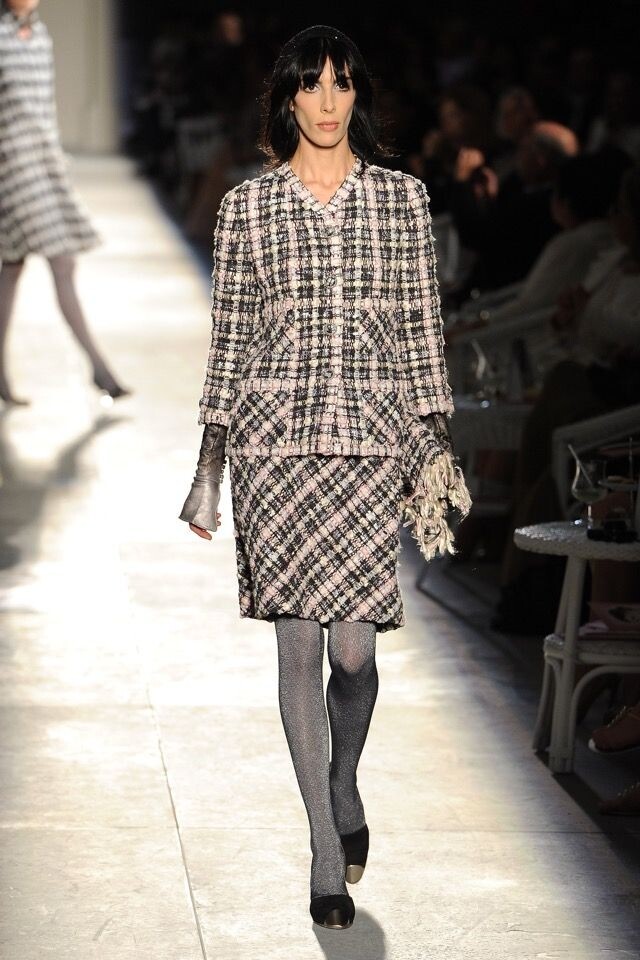 Chanel Tweed 外套設計 4 個口袋是因為她需要收藏剪刀、唇膏、煙等貼身物品