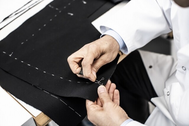 每件 Dior Bar Jacket 外套都需要經過一連串繁複的步驟才能完成，從製作紙樣、裁剪以至組合，每件最少要用上 150 小時去完成。