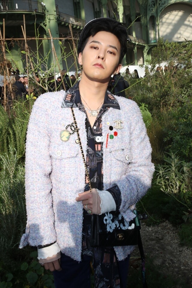 而 G-Dragon 更是男星當中穿 Chanel Tweed 外套最好看的一位。