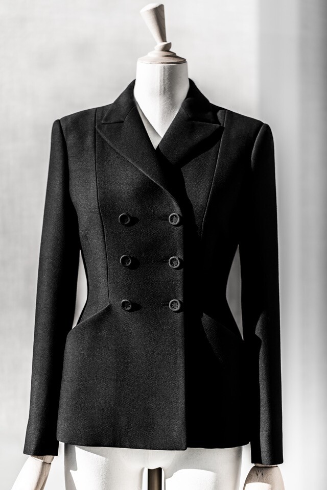 Maria Grazia Chiuri 加入 Dior 後，如為原本只得單排鈕設計的 Bar Jacket 外套，變奏成雙排設計。