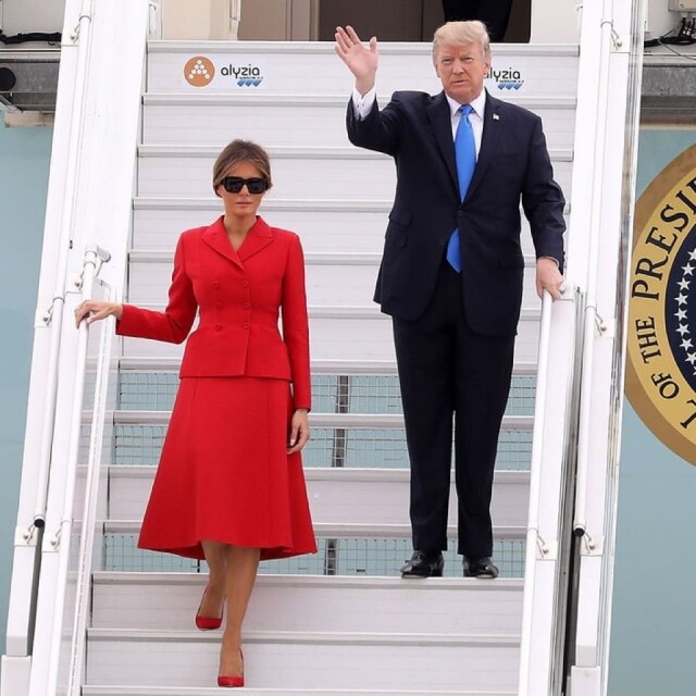 早前美國第一夫人 Melania Trump 陪同 Donald Trump 出訪法國時,便是身穿 Bar Jacket 外套。 早前美國第一夫人 Melania Trump 陪同 Donald Trump 出訪法國時,便是身穿 Bar Jacket 外套。