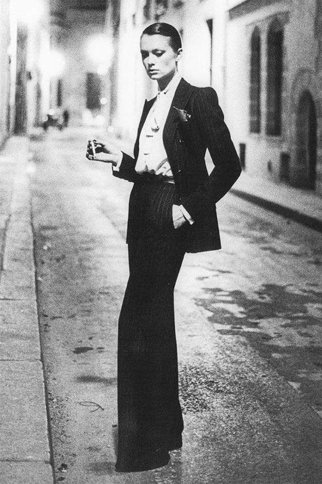 Saint Laurent 於 1966 年推出了一件 Le Smoking Jacket 就改變了女穿西裝的熱潮