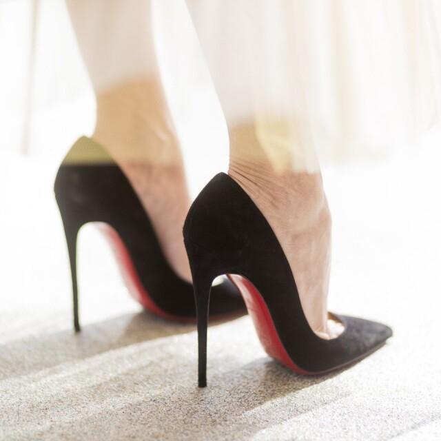 鞋履篇 其實紅鞋底的 Christian Louboutin 高跟鞋都是長青的「妙用紅色」配襯單品之一,由於它的紅色藏在鞋底,所以只會走在別人前或行走間才會展現出來。 鞋履篇 其實紅鞋底的 Christian Louboutin 高跟鞋都是長青的「妙用紅色」配襯單品之一,由於它的紅色藏在鞋底,所以只會走在別人前或行走間才會展現出來。