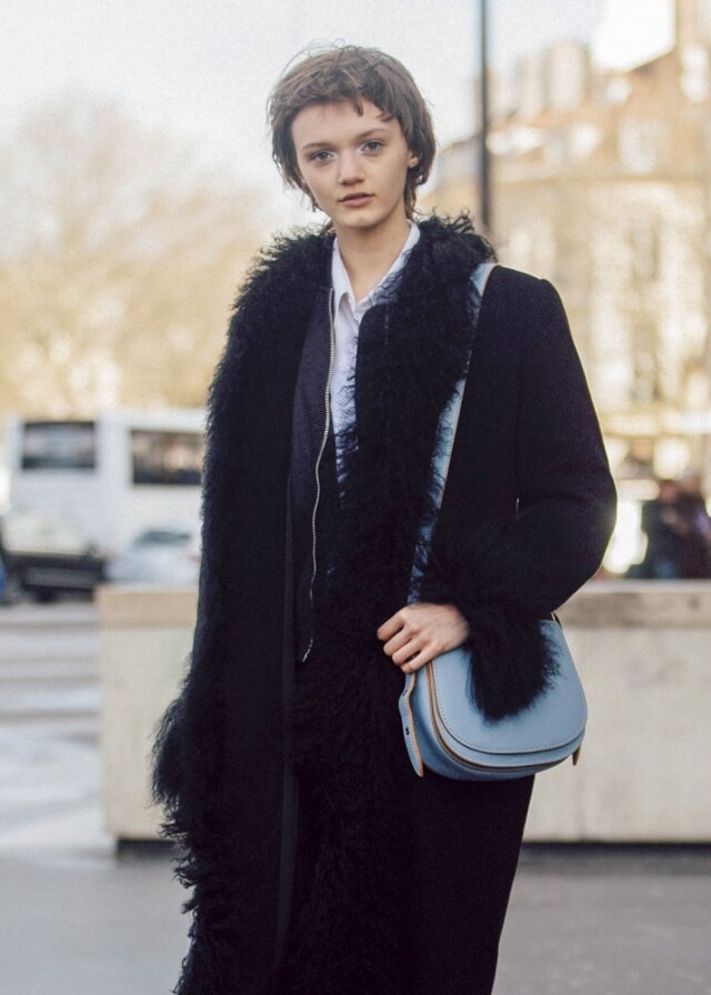 Coach 這款 Saddle 手袋的設計原形來自 70 年代品牌設計師 Bonnie Cashin 的 Courier pouch, Coach 這款 Saddle 手袋的設計原形來自 70 年代品牌設計師 Bonnie Cashin 的 Courier pouch,