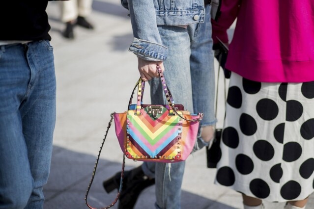Rockstud tote 是 Valentino 手袋款式中最先將鍋釘放諸手袋的設計之一。 Rockstud tote 是 Valentino 手袋款式中最先將鍋釘放諸手袋的設計之一。