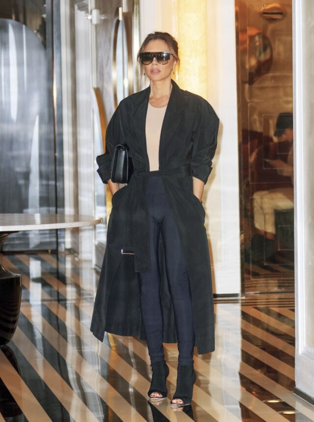 Victoria Beckham leggings 配有腰帶的長外套