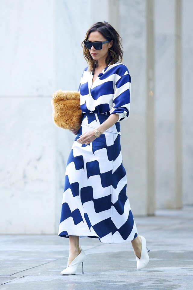 這雙白色 V-shape 高跟鞋是來自她的個人品牌 Victoria Beckham 的Pin Pump,售價 £580。配搭飄逸長裙時,優雅而且帶點少女味;配搭長褲時,霸氣又不失型格。 這雙白色 V-shape 高跟鞋是來自她的個人品牌 Victoria Beckham 的Pin Pump,售價 £580。配搭飄逸長裙時,優雅而且帶點少女味;配搭長褲時,霸氣又不失型格。