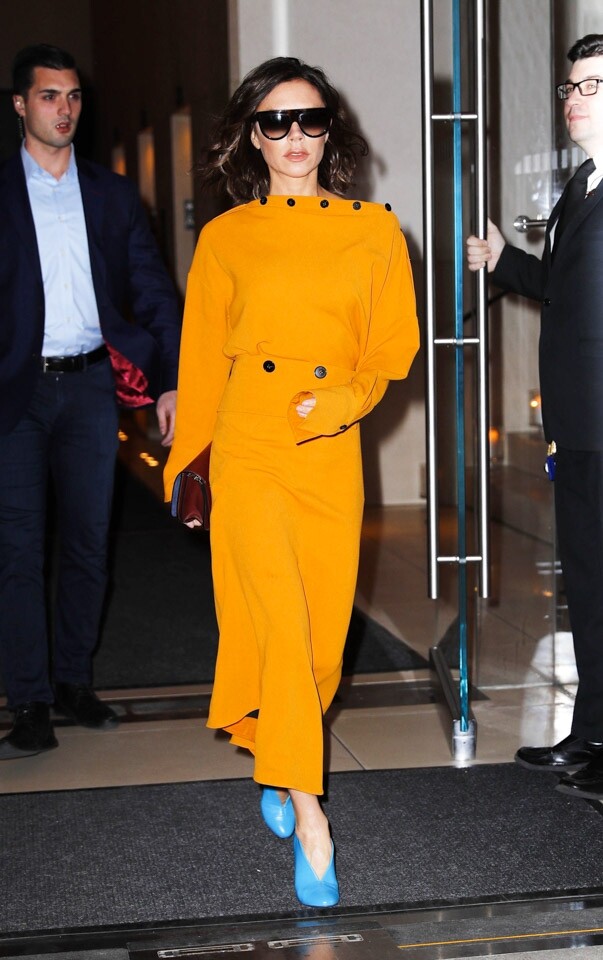 作為自己品牌的頭號「打手」，Victoria Beckham 當然也要親身演繹這款鞋子的不同顏色。巧妙地用搶眼的淺藍色來配搭對比極大的鮮紅色和鮮黃色，將時尚值推至顛峰。