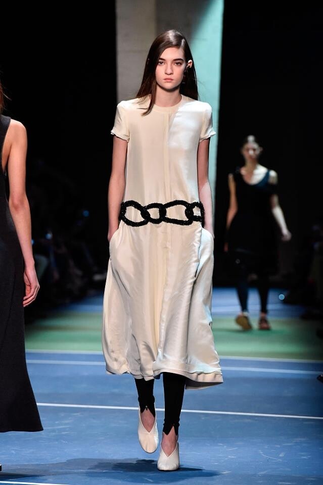 Céline 也有推出 V-shape glove shoes,除了與 Victoria Beckham 相似的尖頭款,更有圓頭款,更適合日常穿著。 Céline 也有推出 V-shape glove shoes,除了與 Victoria Beckham 相似的尖頭款,更有圓頭款,更適合日常穿著。