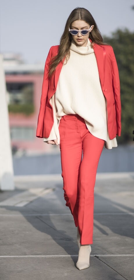 名模 Gigi Hadid 平日比較少穿鮮紅色，面對紅色的套裝時，她也是選擇白色上衣