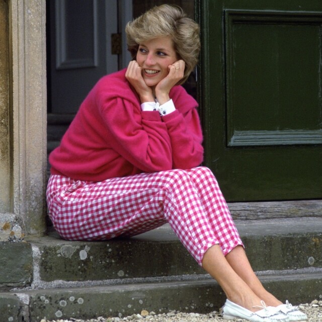 戴安娜王妃當年穿著色彩鮮艷的 Gingham check 格仔長褲拍攝官方生活照