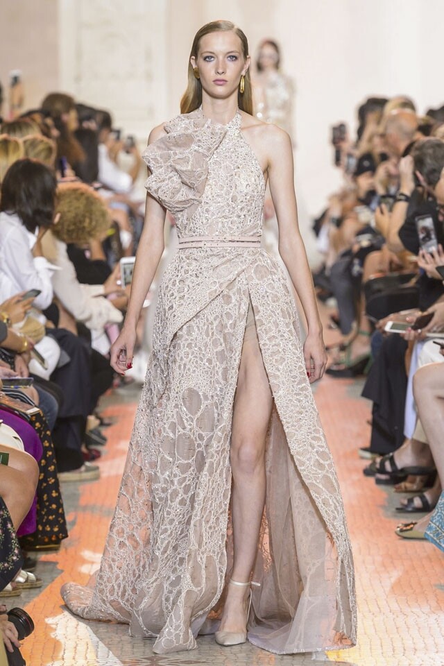 Elie Saab 2018 秋冬高級訂造服系列。 Elie Saab 2018 秋冬高級訂造服系列。