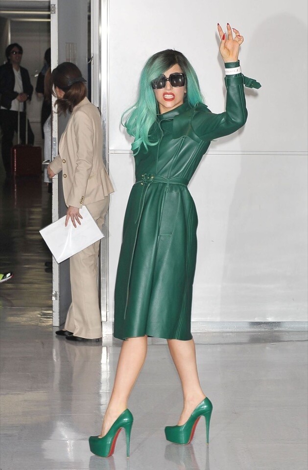 在東京的成田機場上，全身綠色的 Lady Gaga，再配上同色的的高跟鞋。