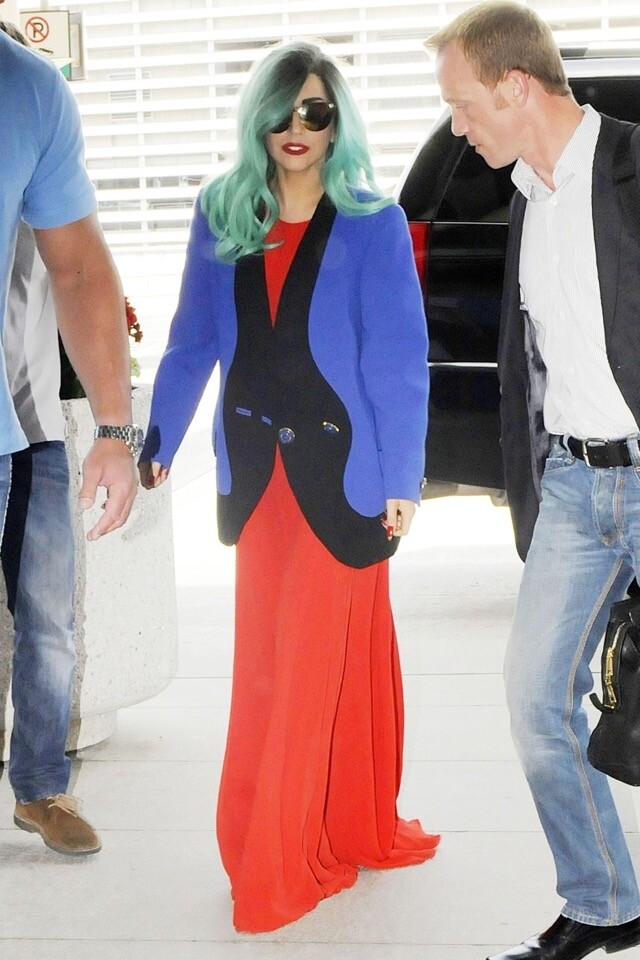 Lady Gaga 為她自己穿上“正常”的東西，但她真的是個過於複雜的機場造型大師。