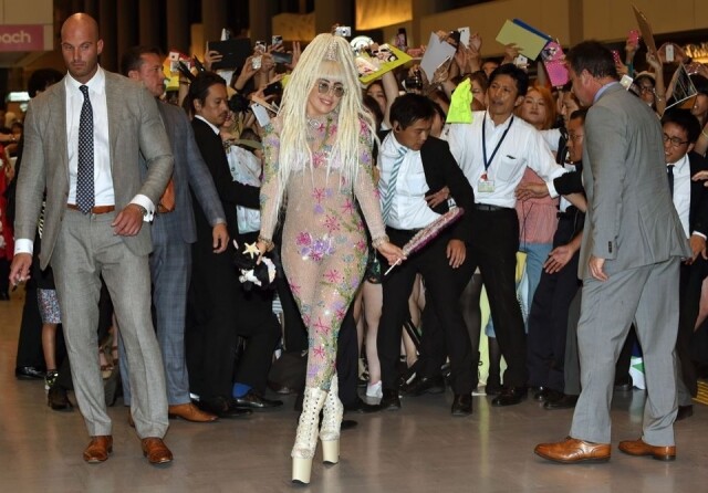 兩年之後 Lady Gaga 又在東京成田機場再次犯起了同一個錯誤。