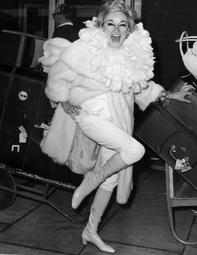 美國喜劇演員 Phyllis Diller 剛剛帶著 35 個行李箱抵達倫敦希思羅機場。 美國喜劇演員 Phyllis Diller 剛剛帶著 35 個行李箱抵達倫敦希思羅機場。