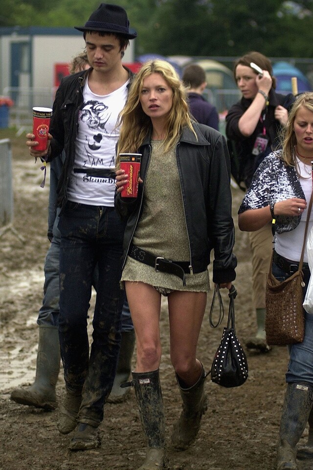 2005 年 而近年就以 Kate Moss 穿上雨靴出席 Glastonbury festival 後，引起大眾的熱話，亦令更多時尚達人會以穿上雨靴出席音樂節為其一重要時尚元素。