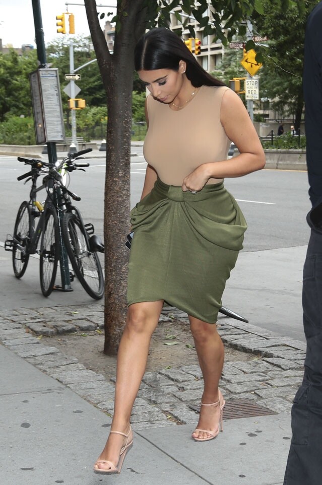同樣道理，於兩側有 details 位的半截裙，同樣是會令「梨形身材」女生顯得更肥，Kim Kardashian 正是很好的借鑑。