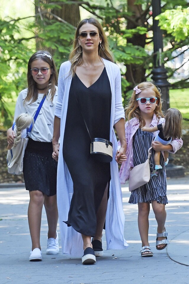 Jessica Alba 即使是帶著孩子時也保持時尚感