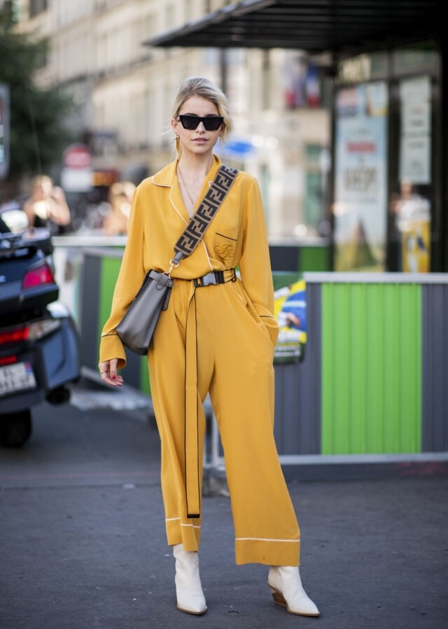 最近紅遍歐美時尚圈的 KOL Caroline Daur 一身芥末黃色連身褲配上小白靴