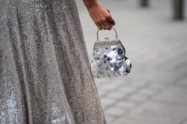 綴滿珠片的名牌手袋，雖然是夠奢華，但可能只可以用在配襯 party dress，大大減低可用度。