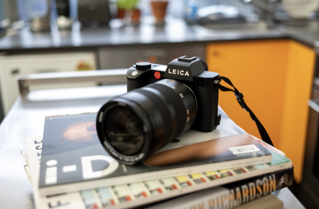 除了單反相機外，近年 Leica 亦積極發展無反相機，如 SL2 系列相機。$51,000