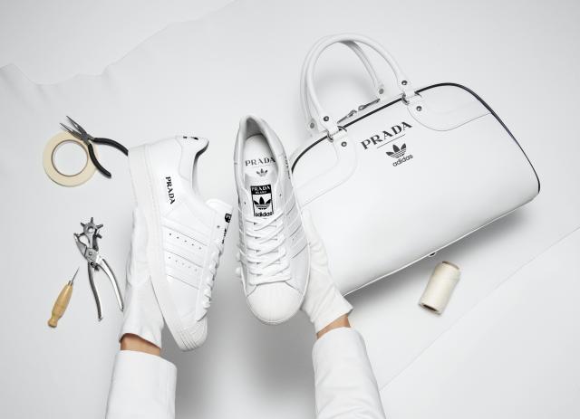 近期最大熱兼最多人搶購的限量版波鞋,必是 Prada 跟 Adidas 聯乘系列 近期最大熱兼最多人搶購的限量版波鞋,必是 Prada 跟 Adidas 聯乘系列