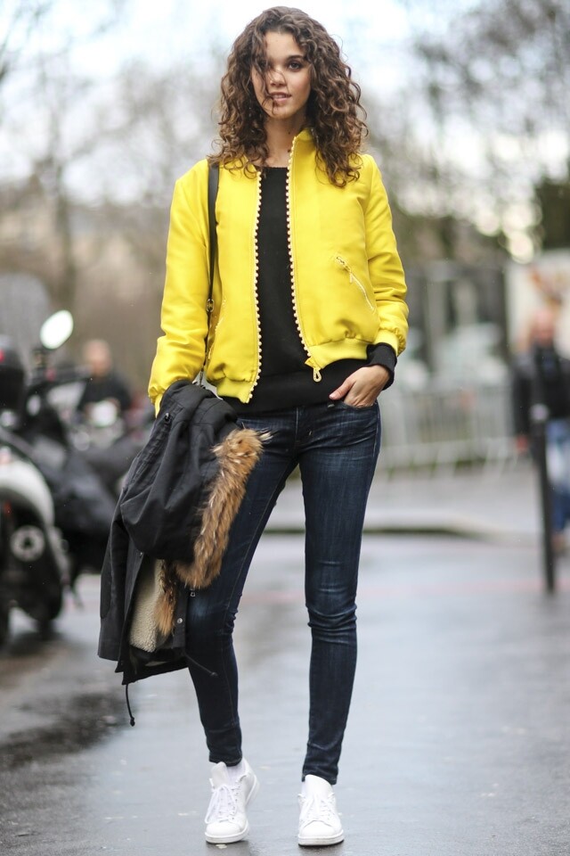 新晉模特兒界新星 Pauline Hoarau 其中一個 off-duty 造型是以黃色 bomber jacket 襯深色牛仔長褲，襯法簡單，但卻與別不同。