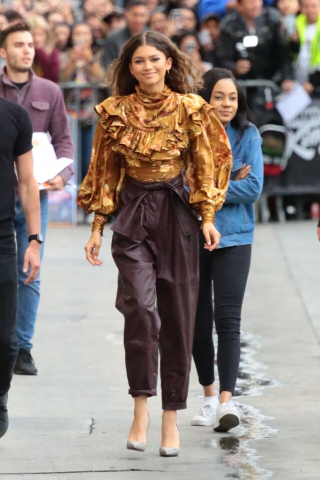 要走復古華麗風,Zendaya 也駕馭得到。Zimmermann 金色高領襯衫搭配荷葉邊細節,搭配一 要走復古華麗風,Zendaya 也駕馭得到。Zimmermann 金色高領襯衫搭配荷葉邊細節,搭配一