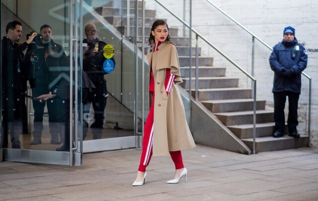 你應該沒想過可以用乾濕褸配搭運動服套裝吧,Zendaya 就懂得把乾濕褸的百 你應該沒想過可以用乾濕褸配搭運動服套裝吧,Zendaya 就懂得把乾濕褸的百