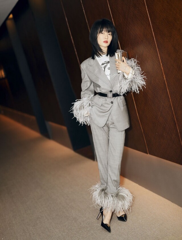 譚卓穿上綴羽毛的灰色套裝,不費吹灰之力演繹了時尚女性的嫵媚。 譚卓穿上綴羽毛的灰色套裝,不費吹灰之力演繹了時尚女性的嫵媚。