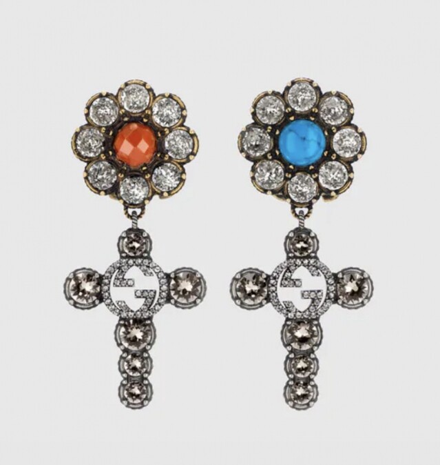 Gucci 耳環推薦 6：水晶元素十字架及花卉夾扣式耳環 $3,400