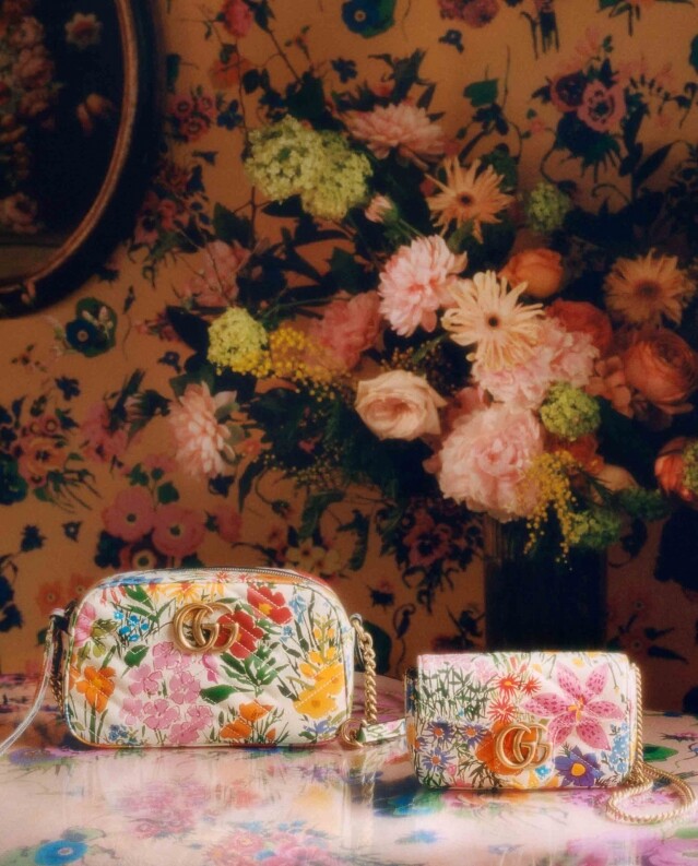 網上獨家發售的 GG Marmont 迷你手袋以象牙色調襯托 Ken Scott 的印花圖案，配上手袋內的暗粉紅色裡布，散發充滿少女氣息的復古感。