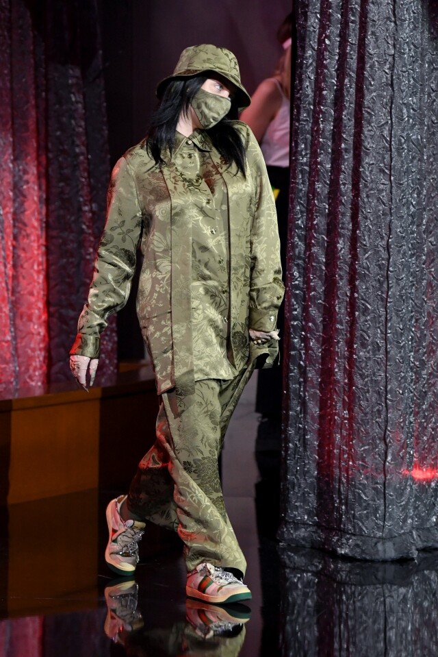 Billie Eilish 全身運動套裝上陣，一雙 Gucci Screener 運動鞋剛好呼應墨綠色系。