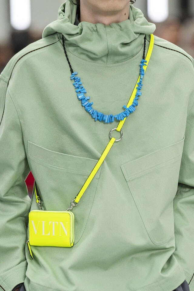 Valentino 延伸掛頸銀包的熱潮,將銀包改為 crossbody 款式,女生亦能參考這種穿搭方法。 Valentino 延伸掛頸銀包的熱潮,將銀包改為 crossbody 款式,女生亦能參考這種穿搭方法。